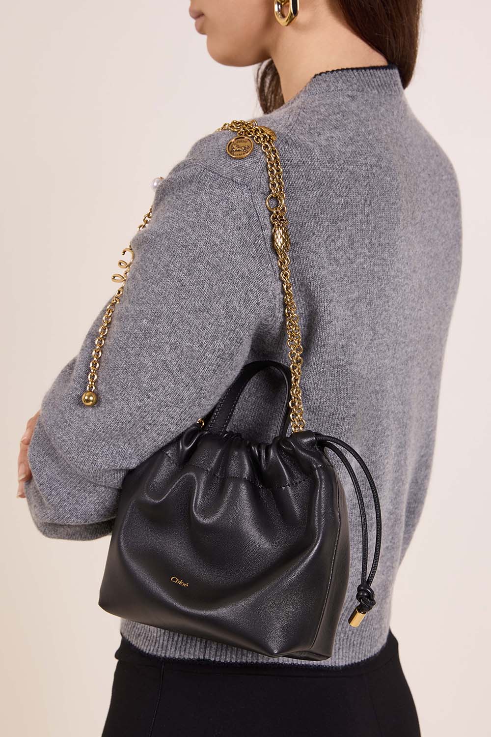 תמונת כל הלוק של תיק קרוסבודי קטן